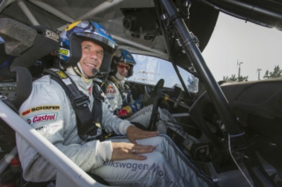 Ahora puedes pujar por una vuelta con el Polo WRC y el casco de Podolski